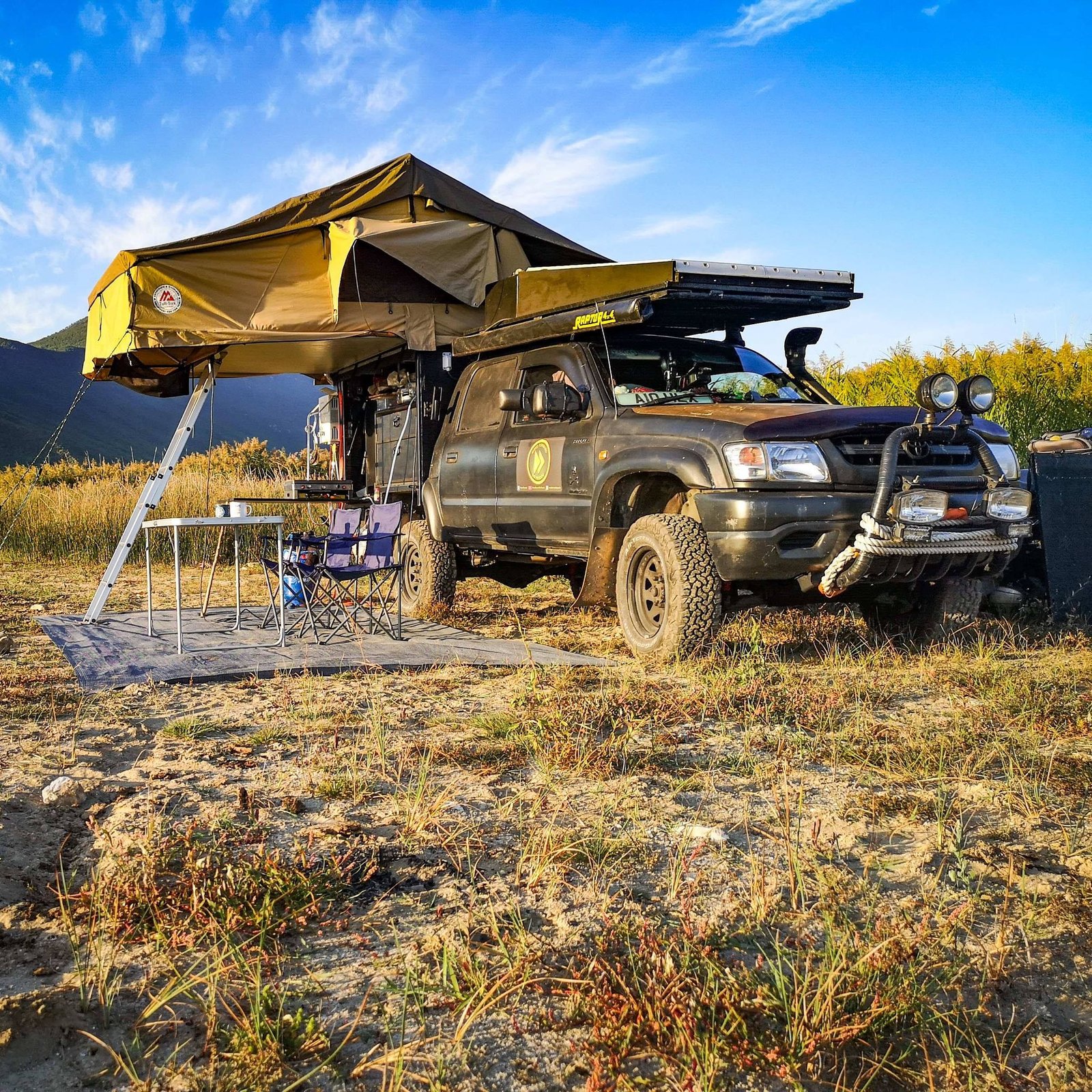 Samochód terenowy z namiotem na dachu. Pozytywne myślenie, wstrząs pourazowy, trauma, terapia, nowy dom, nowy start
4x4 truck with roof top tent, PTSD, trauma, positive thinking, new home, new start